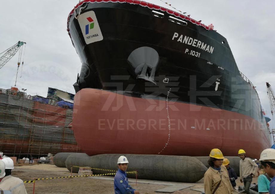 8000-Tons-oil-tanker-launched-with-Evergreen-marine-airbags