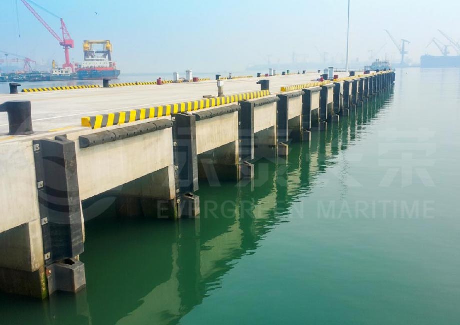 Evergreen-Arch-fender-in-use-at-Qingdao-Port