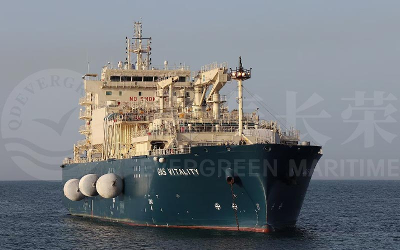 White-Foam-Filled-Fenders-on-LNG-Bunkering-Vessels