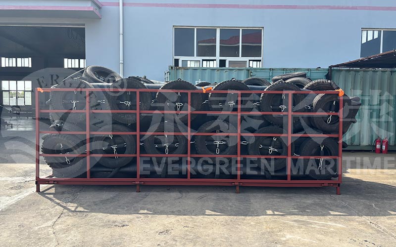 Pneumatic fenders fitted with protective chain and tire nets